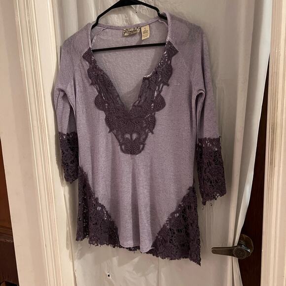 Gimmicks by bke purple lace trimmed v neck top size s - Picture 2 of 7